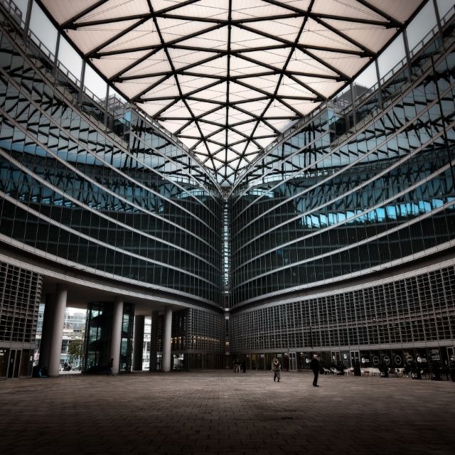 Lobby de oficinas corporativas ficticio